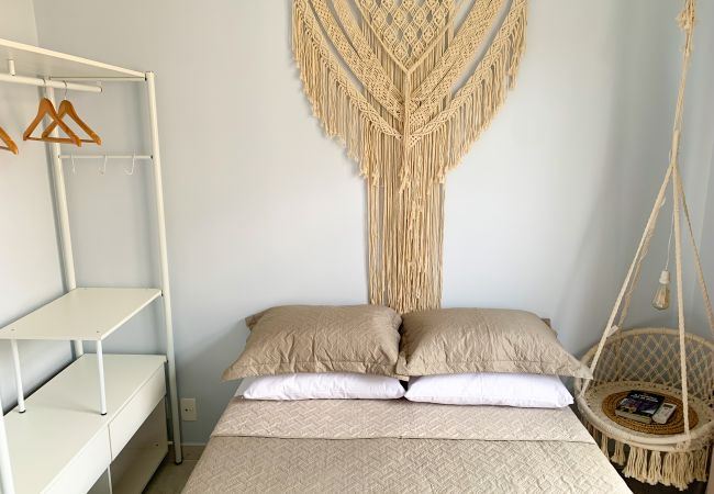 Quarto com cama de casal Quarto com cama de casal