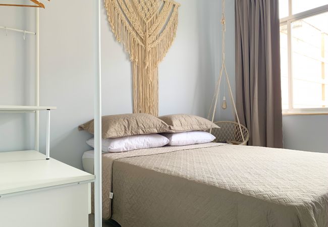 Quarto com cama de casal Quarto com cama de casal