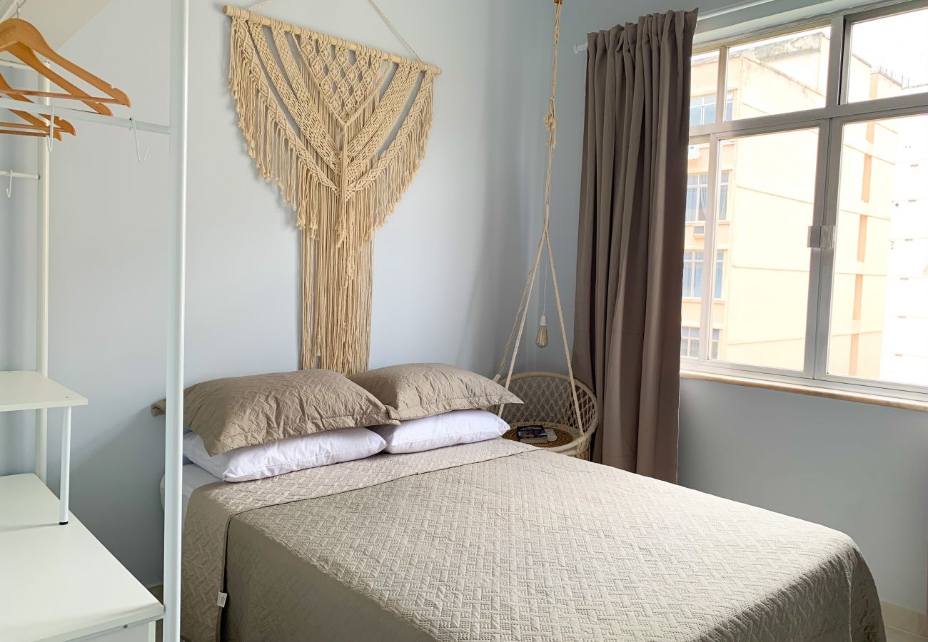 Quarto com cama de casal Quarto com cama de casal
