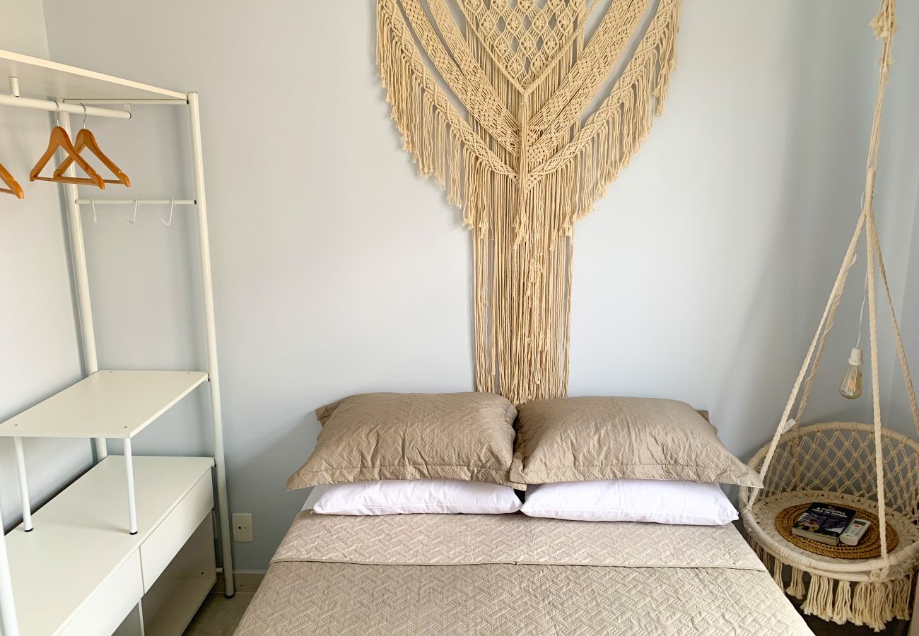 Quarto com cama de casal Quarto com cama de casal