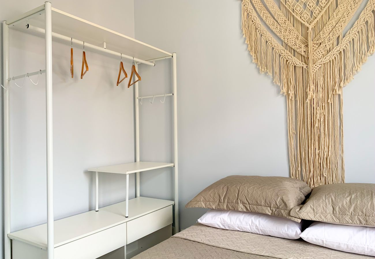 Quarto com cama de casal Quarto com cama de casal