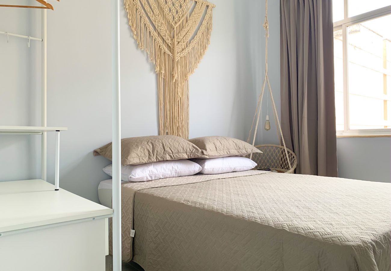 Quarto com cama de casal Quarto com cama de casal