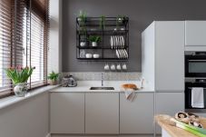 Fresh Escapes - Exeter City Centre Apartment, Cathedral Yard Sleeps 4 
